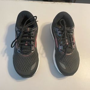 Brooks sneakers. Gender neutral. Never worn 9 1/2 2E. Black with pink